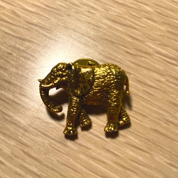 Tiny Elephant Pin - Picture 1 of 3